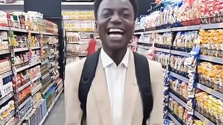 O ‘pai dos pobres’ chegou no supermercado 😂🛒”