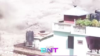 Mencekam! Rekaman Detik-Detik Satu Keluarga Terjebak di Dalam Rumah Saat Banjir Bandang Nepal Menggulung!