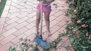Gabi ajudando o papai no jardim♥️