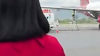 Pramugari wings air jalan di apron bandara labuan bajo.mp4