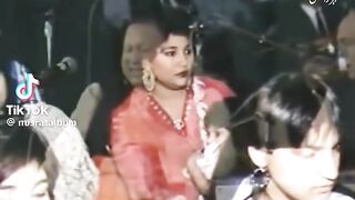 Naheed Nusrat Wife of Nusrat Fateh Ali Khan Enjoying his Qawali