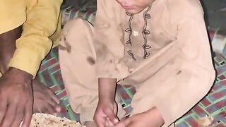 بچے گوشت کھا رہا ہے