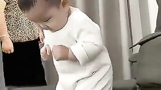 穿尿不溼的寶寶學跳舞 #人類幼崽成長記