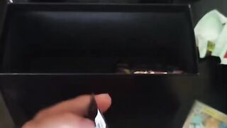 Abrindo pacotinho de cartas de Pokémon