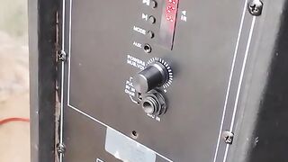 Finalizando o conserto de uma caixa de som Bluetooth