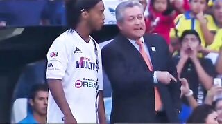 Aos 43 anos o Bruxo voltou aos gramados. Ronaldinho Gaúcho #ronaldinhogaucho #CRAQUE