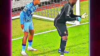 Pemain Ini Bersembunyi Di Belakang Gawang 😱