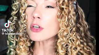 ELA VONSEGUE REPRODUZIR A VOZ MASCULINA DE YMA FORMA PERFEITA. 01