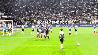 Memphis Depay marca ao som do poropopo da torcida do Corinthians