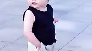 趁這會兒沒人，給姨姨們跳一個～ #騙你生女兒 #人類幼崽 #愛跳舞的小姑娘 #可愛到爆炸