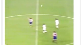 29 tahun yang lalu, dunia sepak bola menyaksikan salah satu gol jarak jauh yang benar-benar GILA. 😭🔥