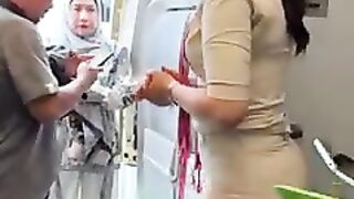 Pramugari cantik cek tiket penumpang.mp4