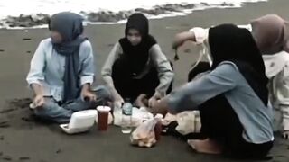 Eating At The Beach Goes WRONG* 😭🌊