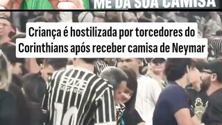 Torcedores brasileiros hostilizando menino