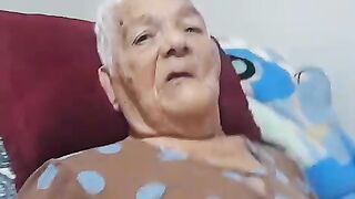 Minha tia cantando música louvor