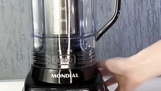 O Liquidificador Mondial L-99-FB Turbo Power tem 550W de potência e um copo super resistente de 2,2L