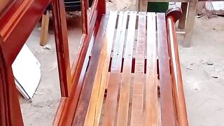 Banco feito de cama velha