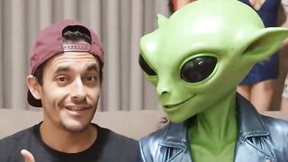 “When Your Alien Friend Comes to Earth 😂👽”