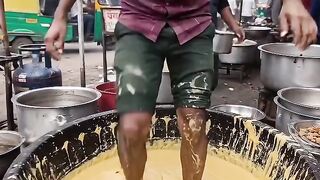 An unusual street food preparation technique that will definitely catch your attention! 😱