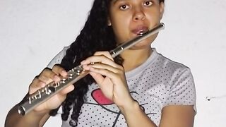 Menina tocando