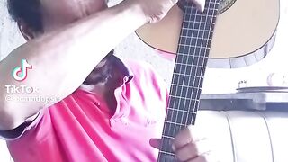 Homem trocando viola não ao contrário