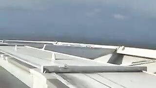 Voo rasante de dois aviões da Embraer sobre um estádio lotado na África do Sul