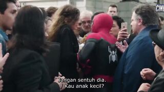 Spider-Man & MJ Mobbed By Angry NYC Crowd Scene | Spider-Man: No Way Home Movie Clip