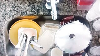 Lavando louça