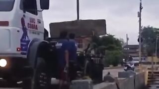 🚨🌊 POR POUCO! CAMINHÃO MUNCK TOMBA EM DIREÇÃO AO MAR E PESSOA SALTA NA ÁGUA PARA ESCAPAR! 😱