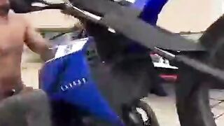 🏍️🚨 VÍDEO VIRALIZA! ATÉ QUANDO? JOVEM DESAFIA A SORTE FAZENDO “GRAU” E ACABA NO CHÃO! 😱