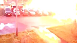 🚨💥 POR POUCOS PASSOS! MULHER ESCAPA DE EXPLOSÃO DURANTE ATAQUE DE DRONES EM KIEV, NA UCRÂNIA 😱🇺🇦