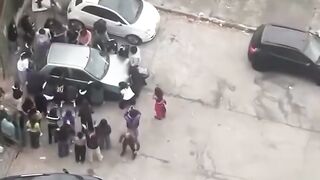 🚨😂 CARRO MAL ESTACIONADO BLOQUEIA ÔNIBUS E ALUNOS DA UNESP TÊM UMA IDEIA INUSITADA! ELES LEVANTAM O VEÍCULO! 😱🚗🚌