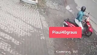 🚨🚌 SORTE OU MILAGRE? MOTORISTA DESVIA DE MOTOCICLISTA E EVITA UMA TRAGÉDIA POR POUQUÍSSIMOS METROS! 😱