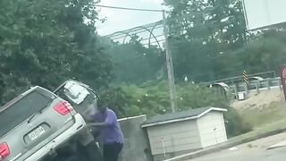 🚨😱 SUV FICA PENDURADO, TESTEMUNHAS TENTAM SALVAR E VEÍCULO ACABA CAPOTANDO EM VALA NOS EUA!
