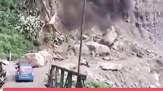 🚨🌧️ POR UM MILAGRE! MOTOCICLISTA ESCAPA DE SER SOTERRADO POR DESLIZAMENTO NA ÍNDIA! 😱🏍️
