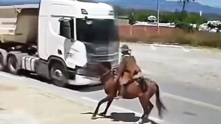 🚨🐎 POR POUCOS CENTÍMETROS! VAQUEIRO ESCAPA DE SER ATINGIDO POR CARRETA NO CEARÁ! 😱