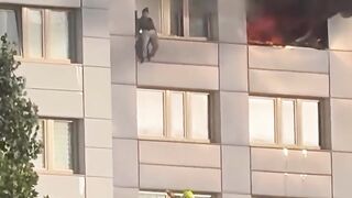 🚨🔥 MULHER SALTA DO 11º PARA O 9° ANDAR PARA ESCAPAR DE INCÊNDIO EM BERLIM! RESGATE FOI DRAMÁTICO 😱