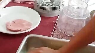 Fazendo coxinha com a prima