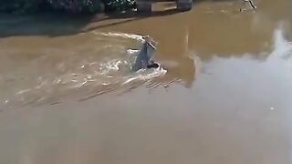 🚨🌉 TRAGÉDIA EM MS! PONTE DESABA COM PASSAGEM DE CARRETA E MOTORISTA MO3RE NO RIO TAQUARI! 😱