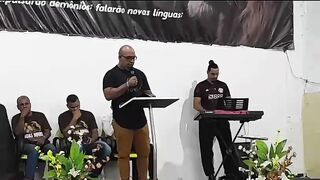 Breve ele vem .