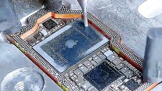 초정밀 CNC 머신을 이용한 아이폰 IC 칩셋 제거 과정 #worker #process #cnc #technology #microelectronics