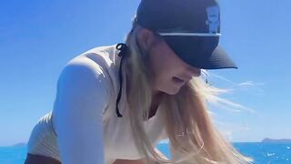 PESCADORA PEGOU UM LINDO PEIXE NO MAR