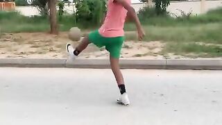 Habilidades avançadas de futebol freestyle ao ritmo de Kuduro