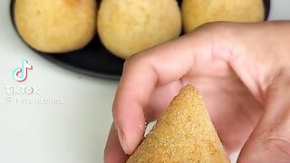 coxinha de frango crocante pô fora cremosa pô dentro