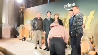 Awas jalan nya hati hatii
