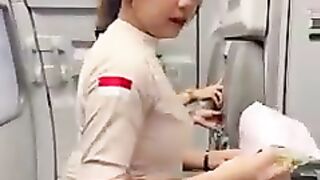 Pramugari Cantik Super Air Jet Sedang Menunggu Proses Buka Pintu Pesawa