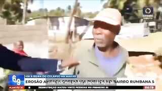 O homem esconde dinheiro na carreca