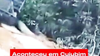 Ponte cedeu? Caminhão vira de rodas para cima na zona rural de Cujubim