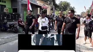 Gaya Pemuda Dikawal Bodyguard Pas Karnaval, Netizen Malah Salfok!