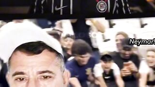 Torcida do Corinthians xinga criança que ganhou camisa do Neymar, dublagem